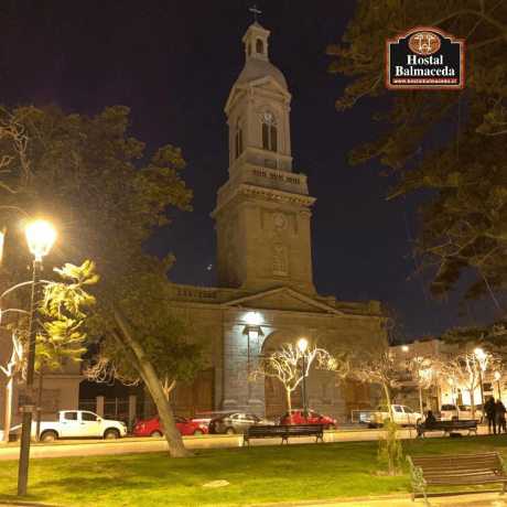 <img src="catedral-la-serena-noche.jpg" alt="Catedral de La Serena iluminada por la noche, vista desde la plaza con árboles y faroles encendidos">