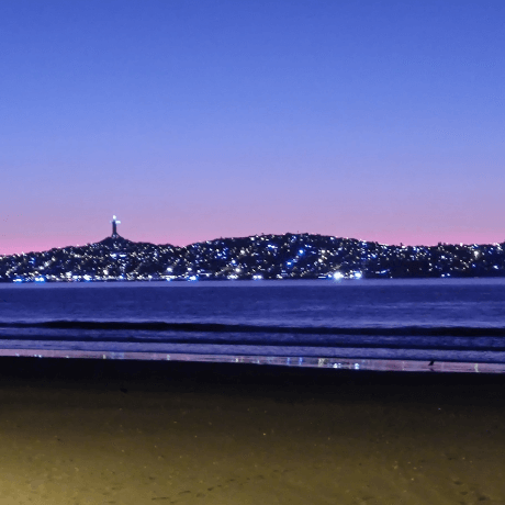 <img src="playa-vista-nocturna.jpg" alt="Vista al mar desde la playa de La Serena, con vista a Coquimbo">